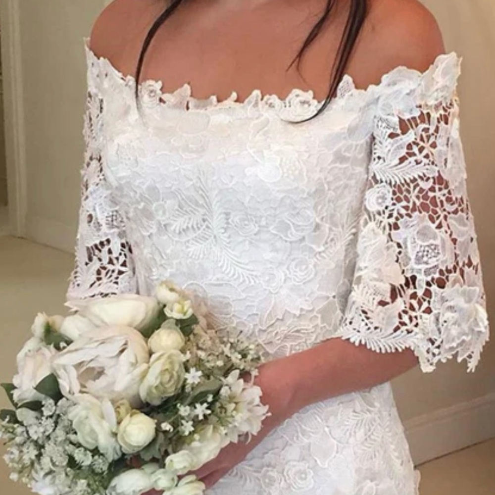 NEVER WORN-Ivory Lace with Delicate Floral Pattern wedding dress. GORGEOUS